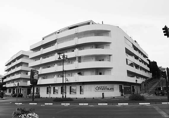 Housing block, in the first line of the beach