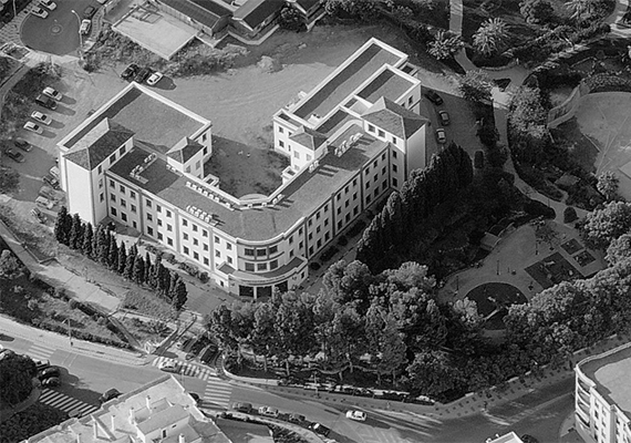 La edificación se comenzó hace unos 40 años, con el objetivo de ser Escuela de formación profesional, a principios del año 2000 se realizo su rehabilitación, interviniendo en todos los niveles desde la estructura hasta cerramientos y cubiertas no realizados, hoy en dia funcióna como centro cultural y biblioteca municipal de Estepona.