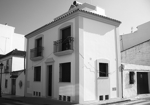 Vivienda unifamiliar construida en el casco antiguo de Estepona, foto tomada durante su construcción.